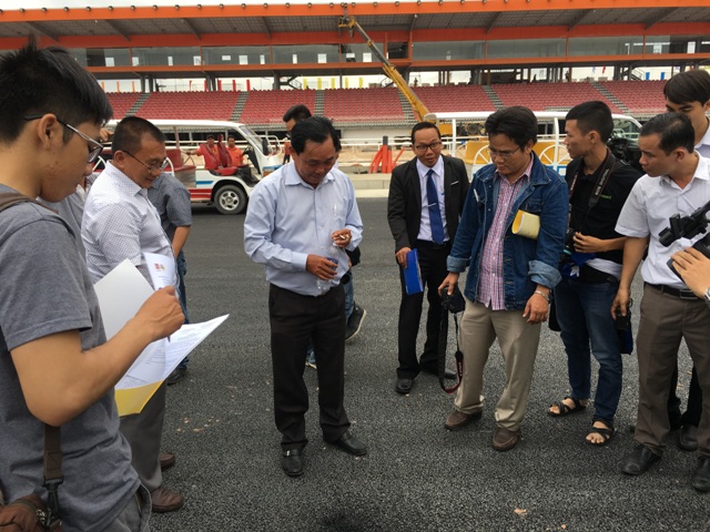 Ông Huỳnh Uy Dũng (giữa) giới thiệu với báo chí về chất liệu polymer cao cấp , dạng tổ ong, có tác dụng thấm nước , không để nền đường trơn trượt...